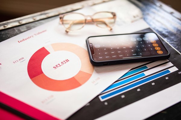 Exploring the impact of emerging smartphones on the evolution of the uk's computing landscape